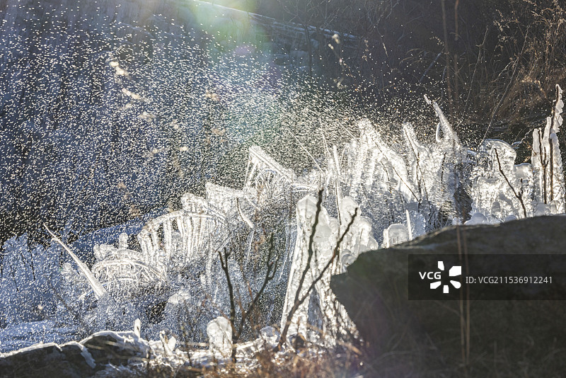 12月14日，山东日照五莲大青山，有一处冬日打卡好去处，那就是冰瀑。连日来的低温，五莲大青山冰瀑再现图片素材