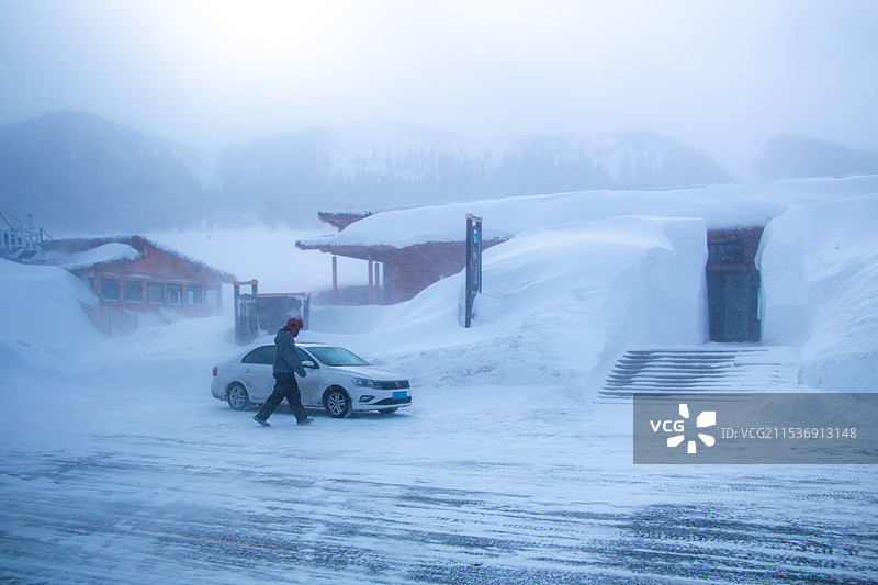 赛里木湖小房子冬天厚积雪图片素材