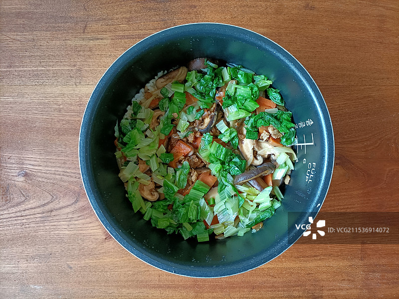 香菇胡萝卜洋葱青菜肉沫煲仔饭图片素材