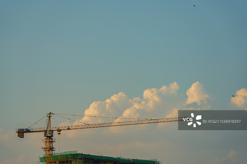 蓝天白云下高空建筑塔吊图片素材