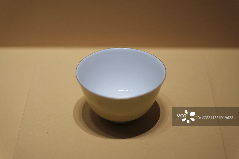 清雍正款景德镇窑黄釉茶碗现藏于北京大运河博物馆(首都博物馆东馆)图片素材