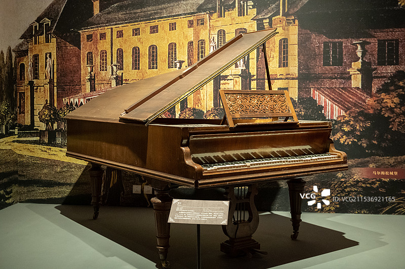 拿破仑时代钢琴 1898年钢琴工坊埃瓦尔制作 山东博物馆“从平凡到非凡：拿破仑与法兰西的变革时代”展图片素材