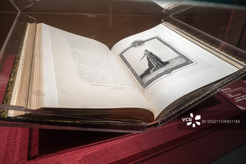 《约瑟芬女皇与皇后》 1899年 山东博物馆“从平凡到非凡：拿破仑与法兰西的变革时代”展图片素材