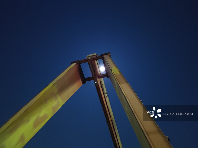 吊机与月亮图片素材