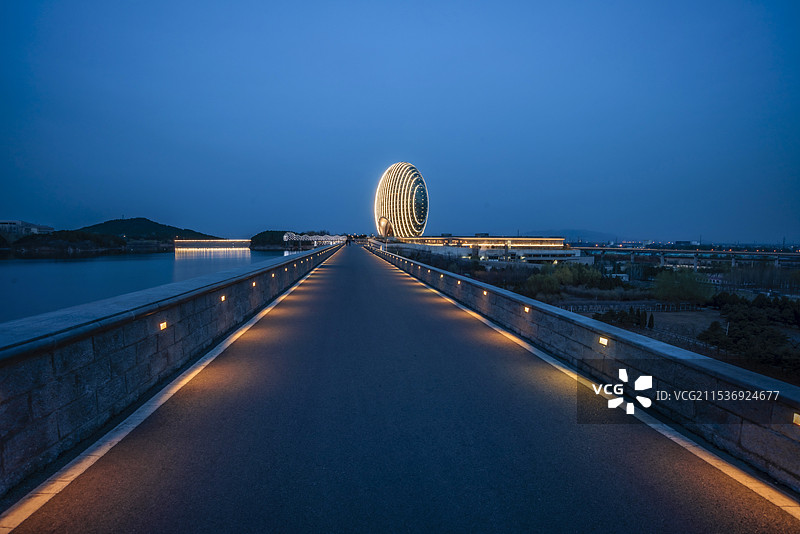 夜晚的雁西湖畔图片素材