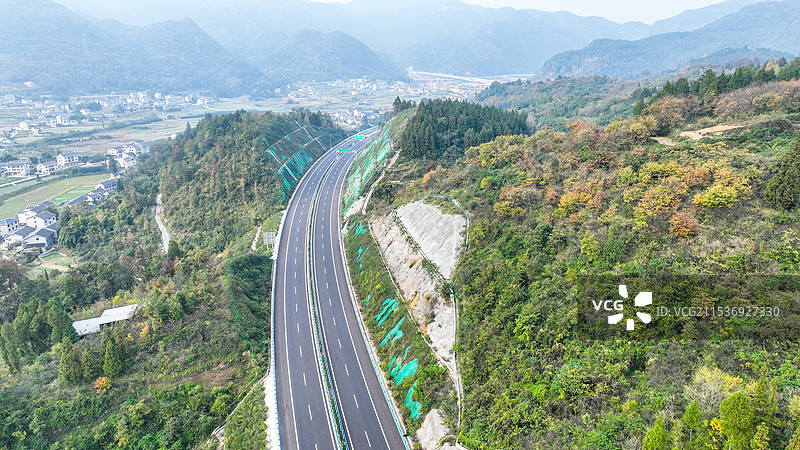 贵州省遵义市绥阳县，新（遵义市新蒲新区）金（毕节市金沙县）高速公路风光图片素材