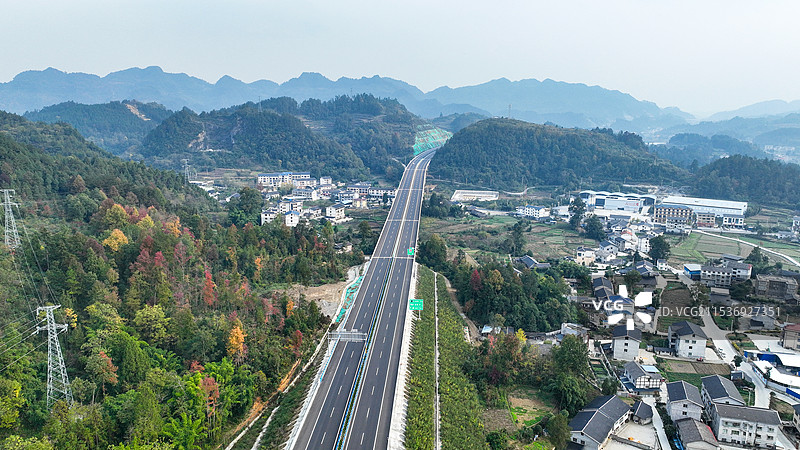 贵州省遵义市绥阳县，新（遵义市新蒲新区）金（毕节市金沙县）高速公路风光图片素材