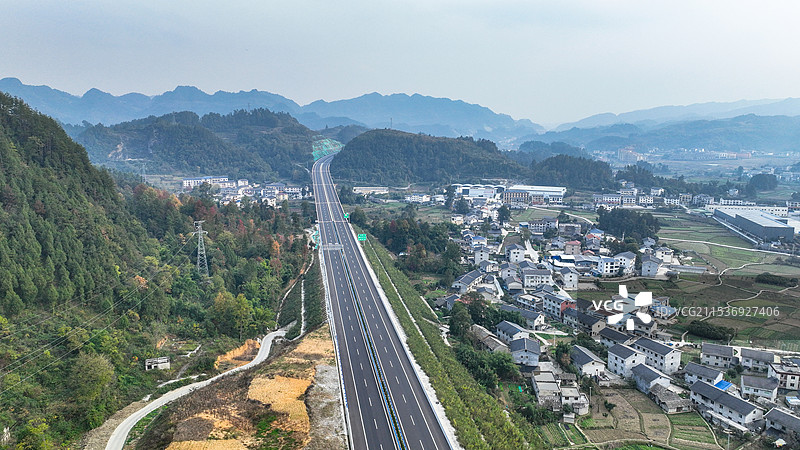 贵州省遵义市绥阳县，新（遵义市新蒲新区）金（毕节市金沙县）高速公路风光图片素材