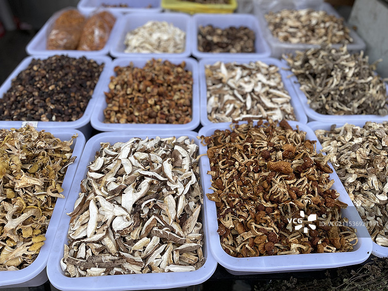 市场摊位出售的晒干菌菇的高角度视角图片素材