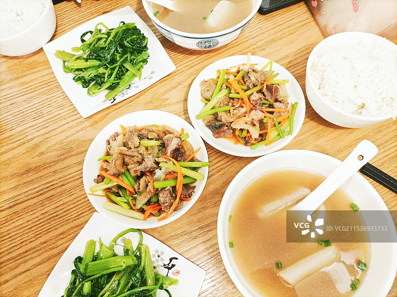 福建福州凉拌牛腩拼空心菜白萝卜牛骨汤饭图片素材