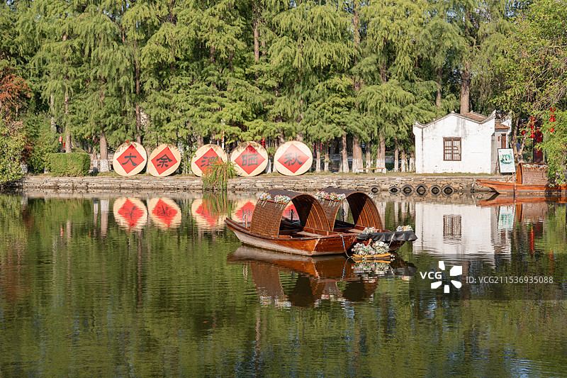 大余湾晒秋时飘荡在荷塘的小船图片素材