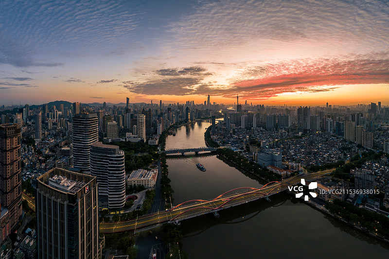 航拍秋日朝霞中的珠江解放大桥与两岸广州城区图片素材