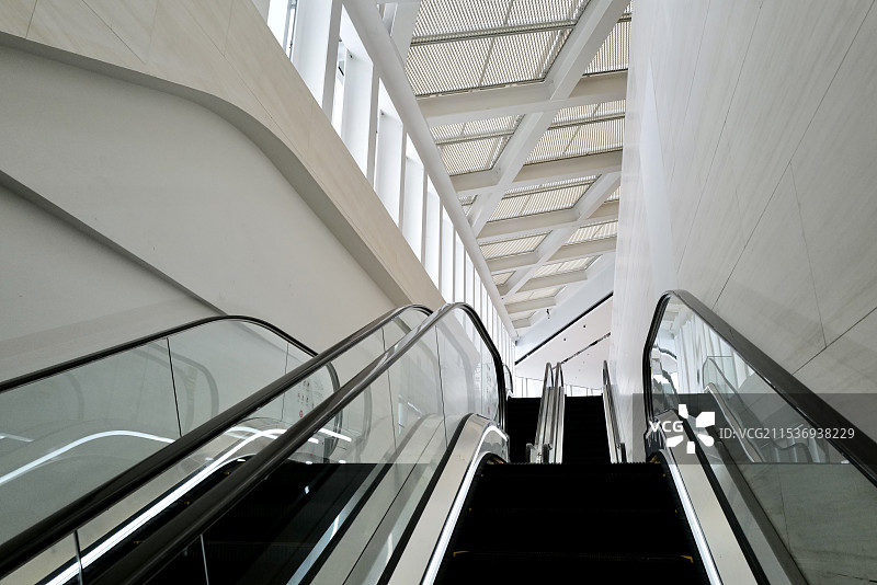 公共空间连环两级上下的手扶电梯（空间设计应用）图片素材