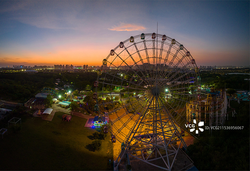 夕阳下的摩天轮图片素材