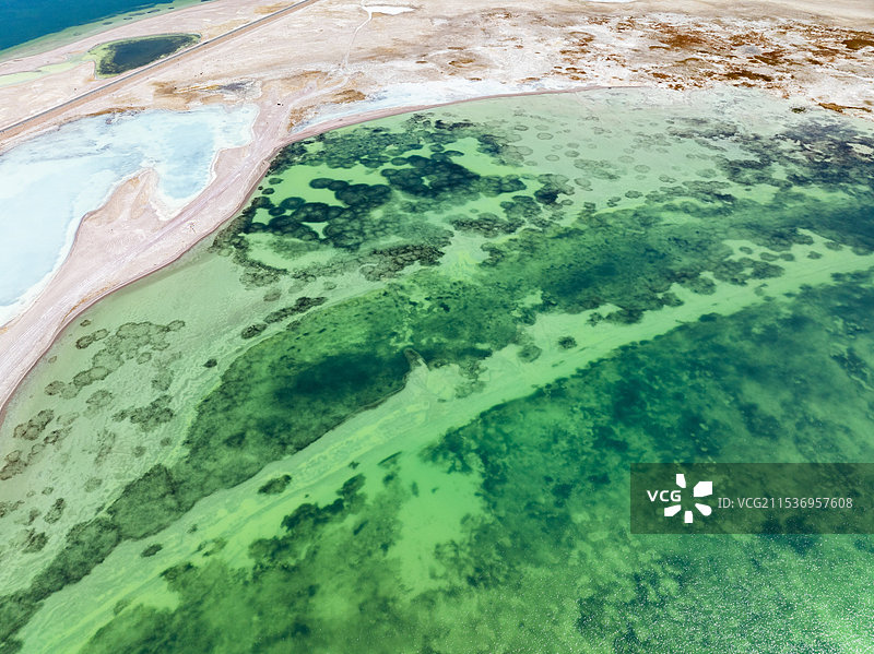 青藏高原上碧绿的湖泊图片素材