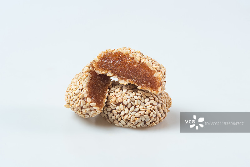 孤立在白色背景上的传统小吃茶点酸枣糕酸枣饼特写图片素材