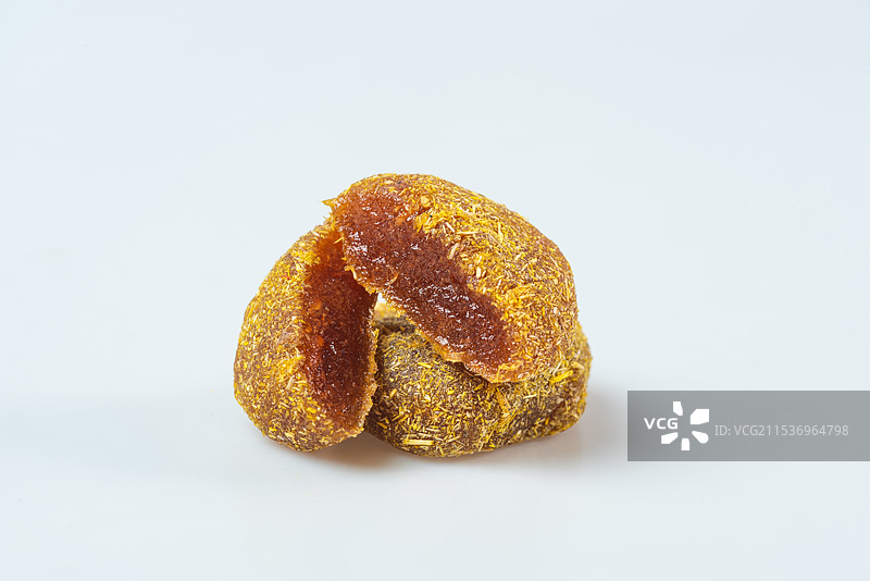 孤立在白色背景上的传统小吃茶点酸枣糕酸枣饼特写图片素材