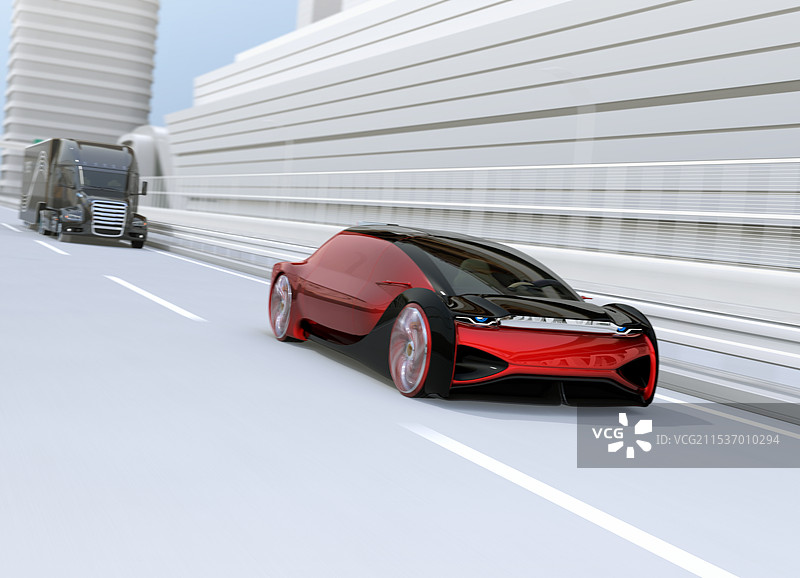 一辆金属红色的自动豪华轿车在高速公路上行驶图片素材