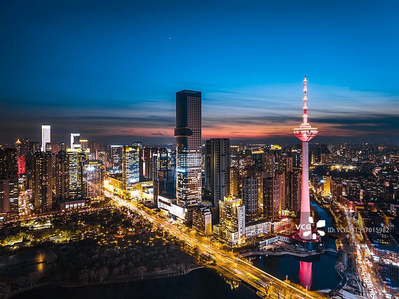 中国辽宁沈阳青年大街彩电塔城市夜景航拍图片素材
