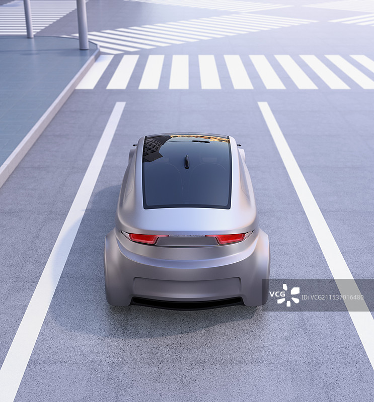 一辆金属银色的汽车驶向十字路口图片素材