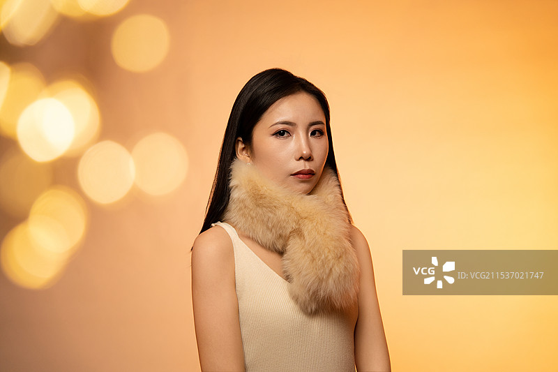 棚拍一个穿着连衣裙的东方美女图片素材