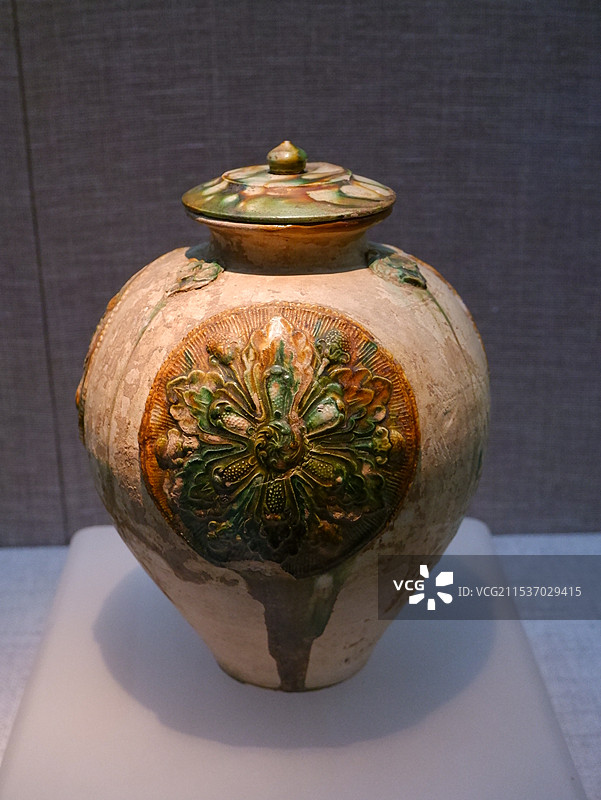 洛阳博物馆的唐三彩贴花带盖罐图片素材