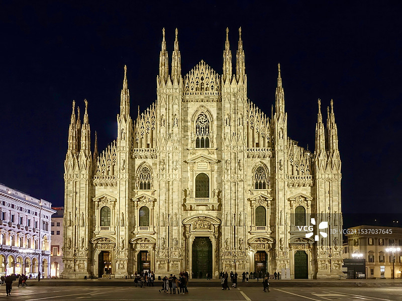 夜晚的米兰大教堂图片素材