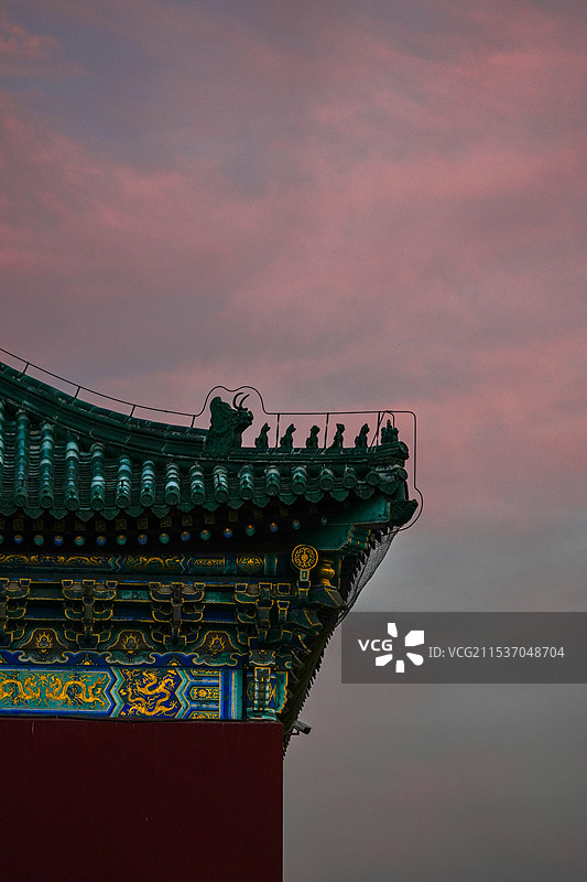 冬天日落前后的北京天坛 乌鸦飞过大殿 绝美的晚霞图片素材