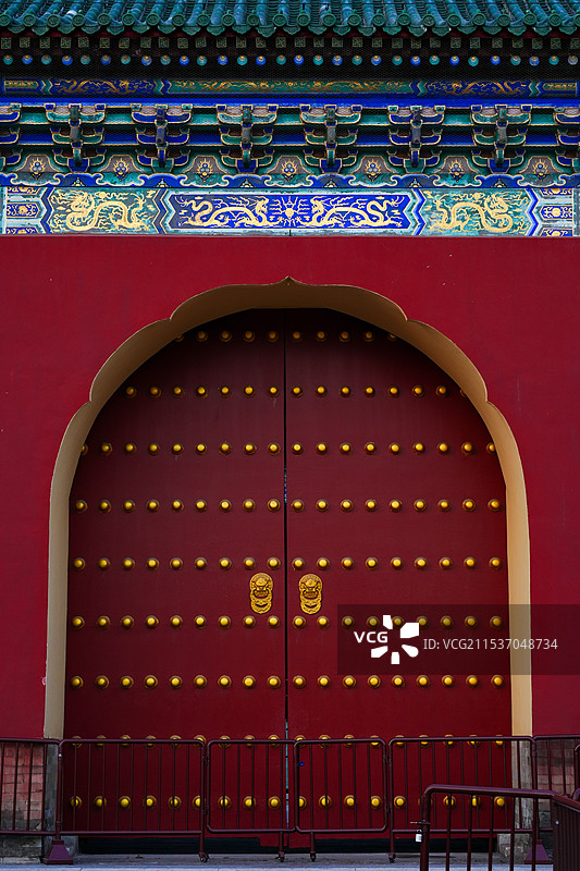 冬天日落前后的北京天坛 乌鸦飞过大殿 绝美的晚霞图片素材