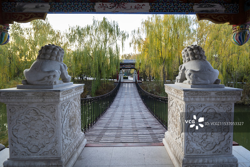 银川阅海国家湿地公园石狮镇守破渠庙吊桥图片素材