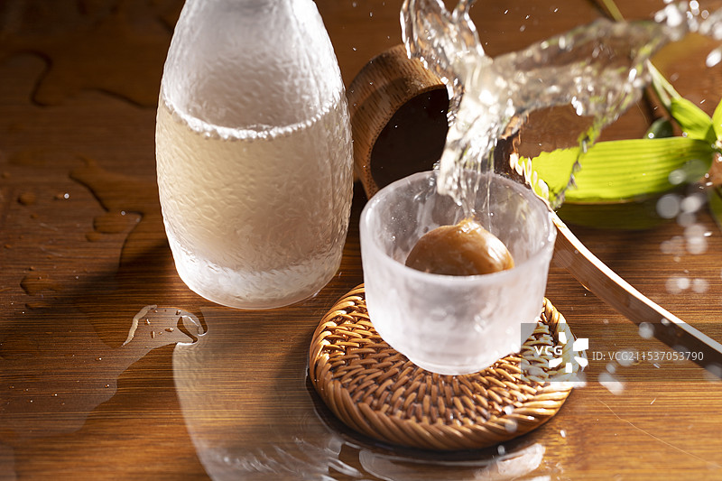 自酿梅子酒图片素材