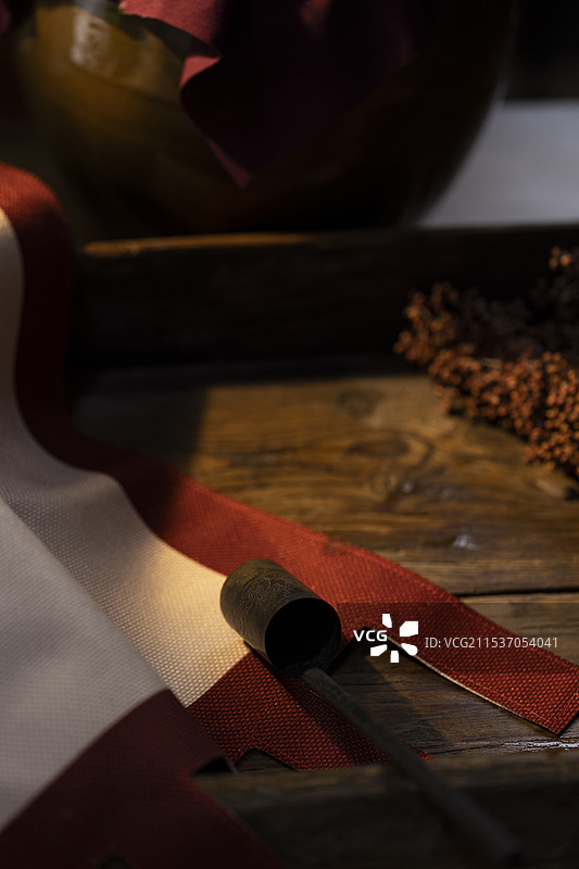 酒提、酒幌子（招牌）、酒坛子和高粱静物图片素材