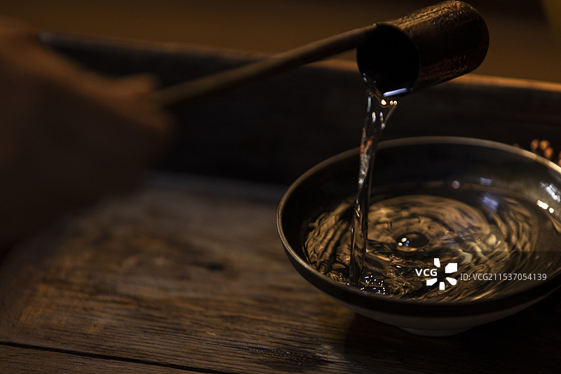 用酒提倒纯粮食白酒特写图片素材