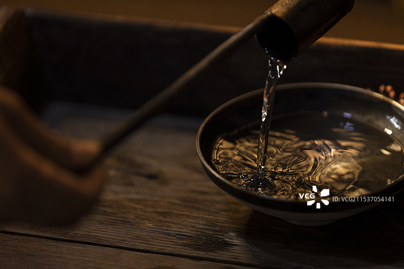 用酒提倒白酒图片素材