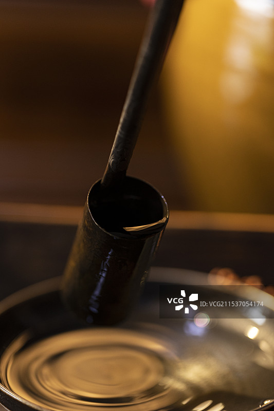 用酒提舀白酒特写图片素材