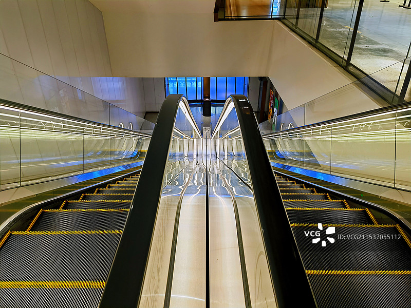 知名商圈商场内的高端电梯扶梯图片素材