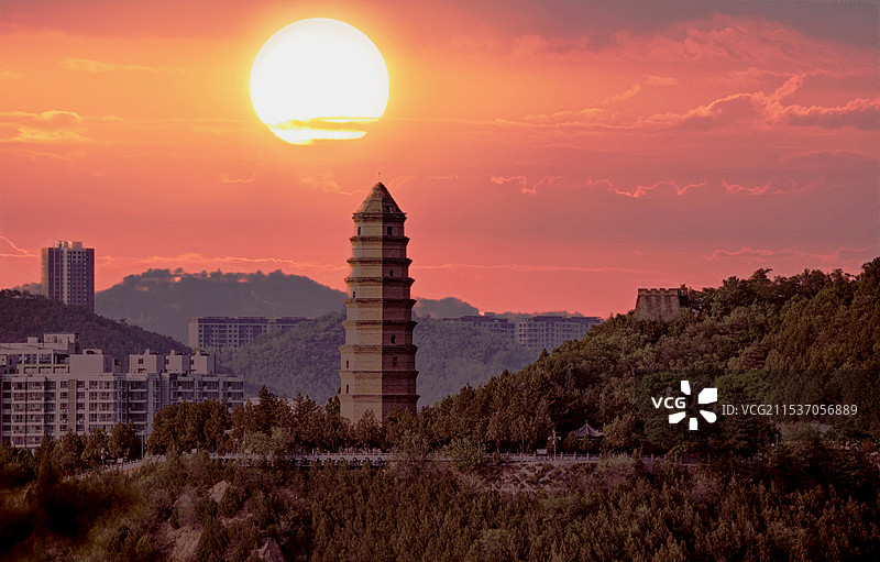 清晨日出朝霞中的陕西延安宝塔山岭山寺塔建筑景观图片素材