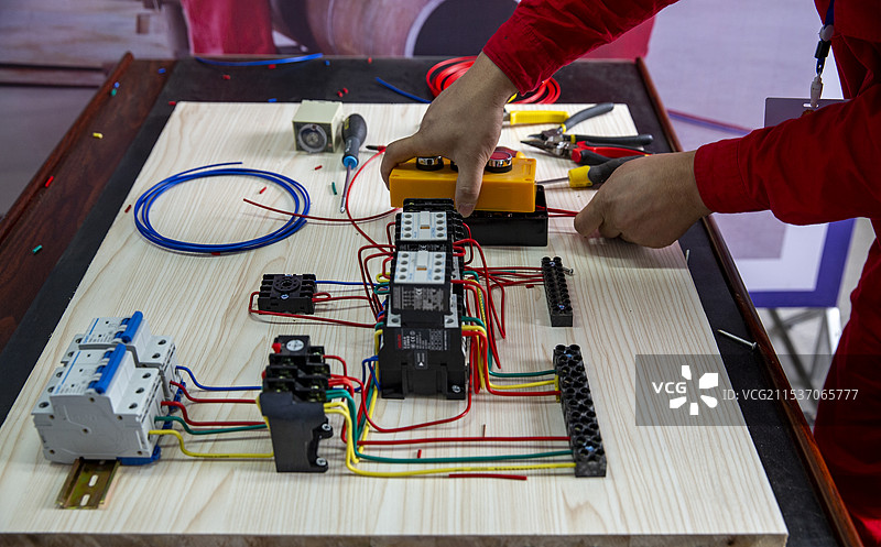 工程师一个人安装电源图片素材