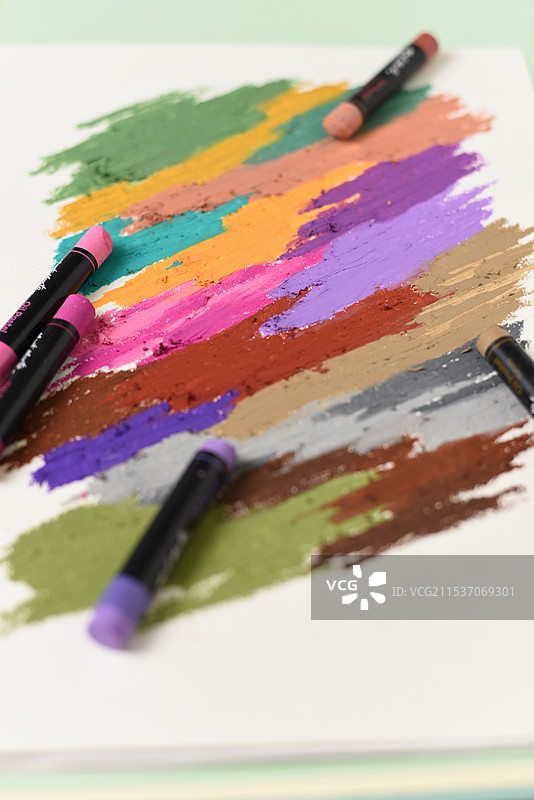 俯拍油画棒和多颜色涂抹笔触颜料特写图片素材