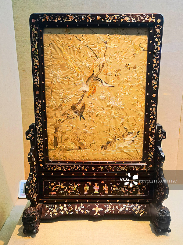 清末-广绣花鸟纹插屏图片素材