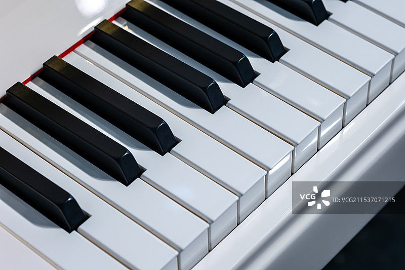 直立式钢琴键盘琴键局部特写图片素材