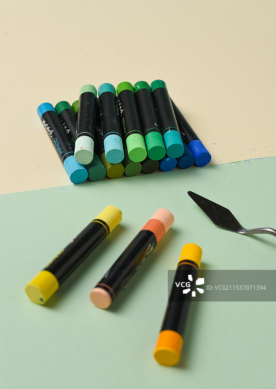 多色的油画棒刮刀静物拍摄图片素材