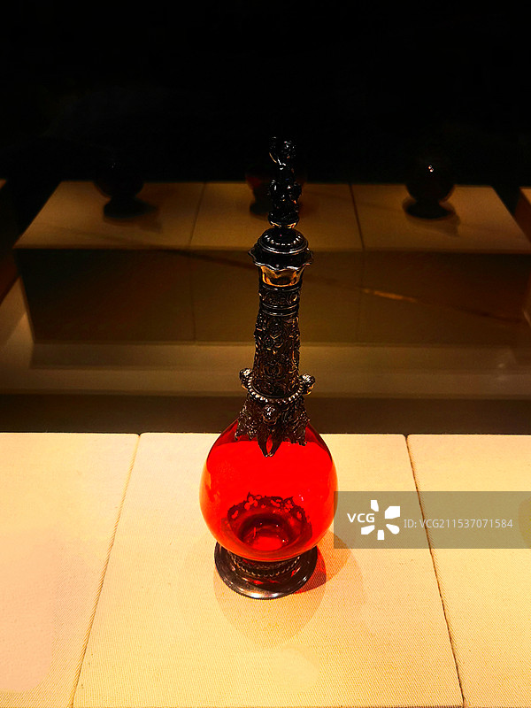 19世纪初红琉璃镶银天使座酒瓶图片素材