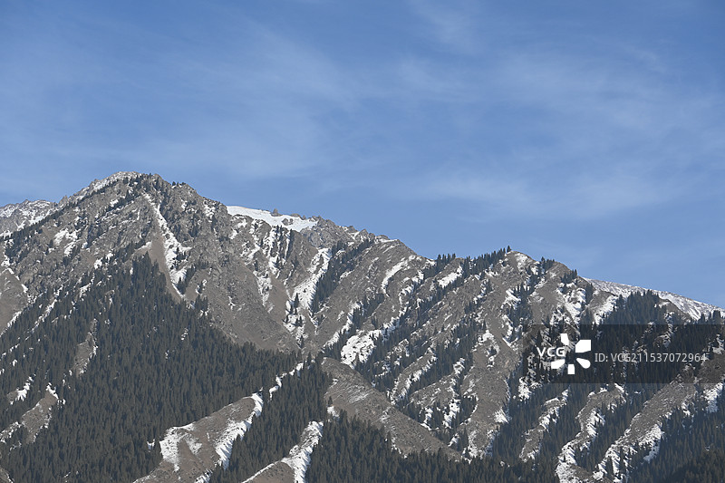 覆盖着积雪的山峰与天空图片素材