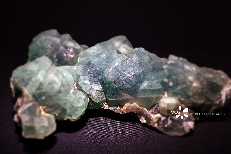 黑色背景下的莹石特写镜头图片素材