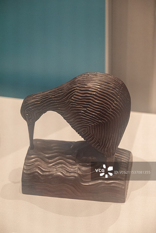 广西桂林博物馆文物展品木雕 几维鸟 摆件图片素材