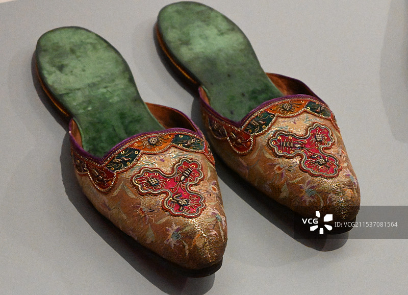 东南亚峇峇娘惹（土生华人）---20世纪初男士拖鞋图片素材