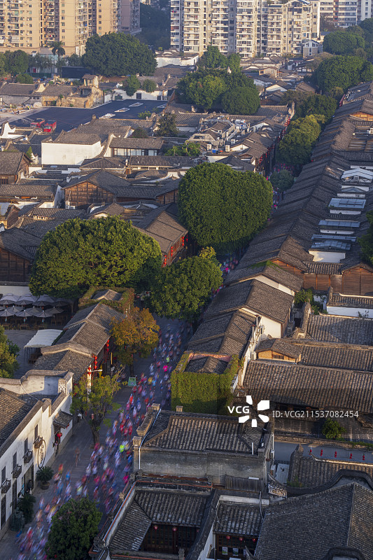 福州马拉松，队伍经过三坊七巷图片素材