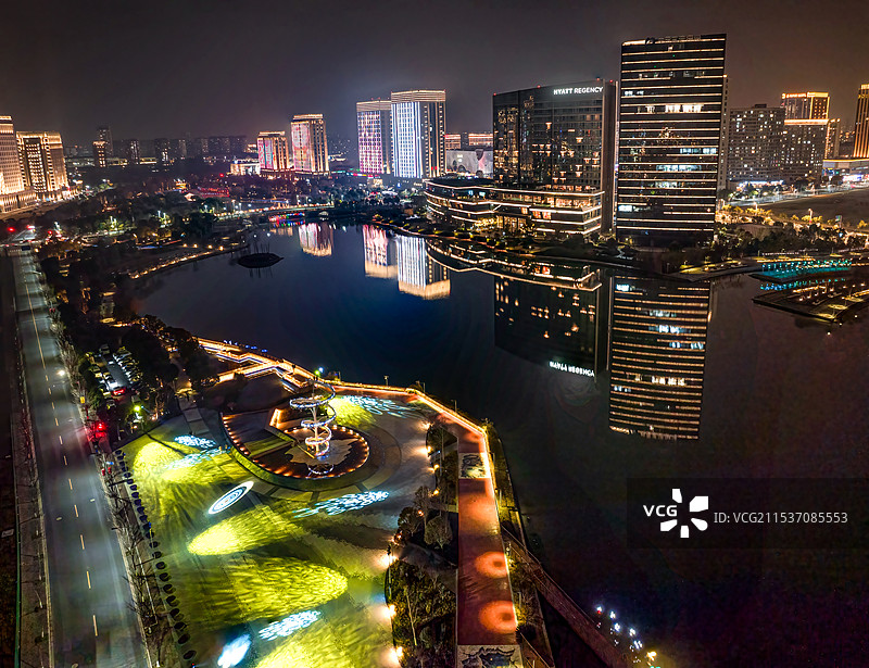上海市松江区五龙湖公园和上海松江凯悦酒店夜景航拍视角图片素材