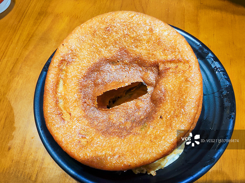 面窝：木桌上盘子里的早餐的高角度视图和餐厅海报背景图图片素材